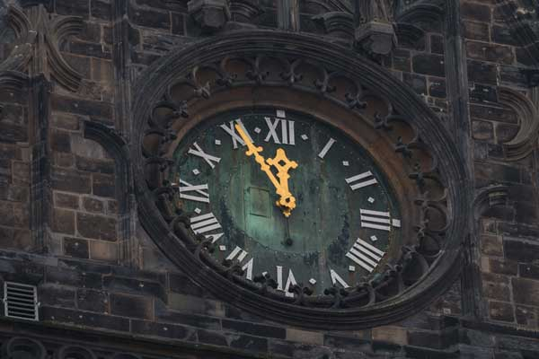 Kirchturmuhr au&szlig;er Betrieb