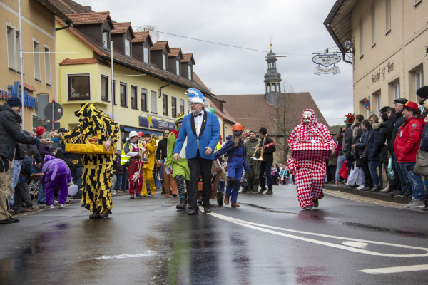 Eberner Gaudiwurm zieht durch die Altstadt